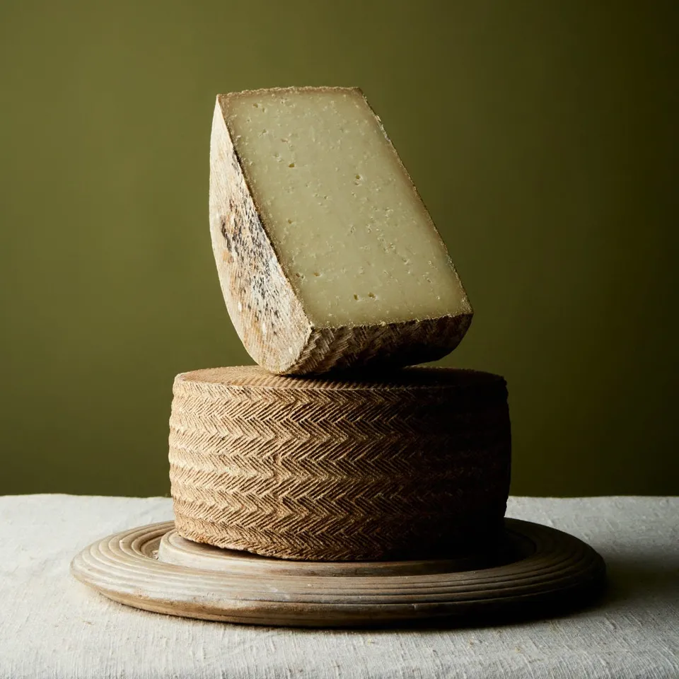 The Fine Cheese Co. La Oveja Negra Manchego Semi Curado fromage 310g
