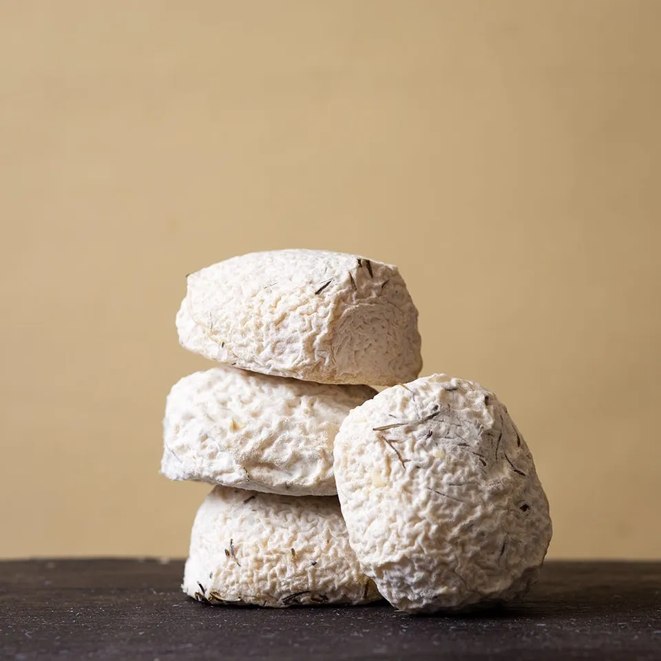The Fine Cheese Co. Quercyfeuille au Romarin fromage de chèvre 130g