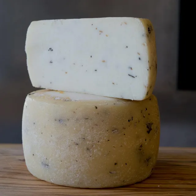 The Fine Cheese Co. Pecorino al Tartufo fromage brebis truffe