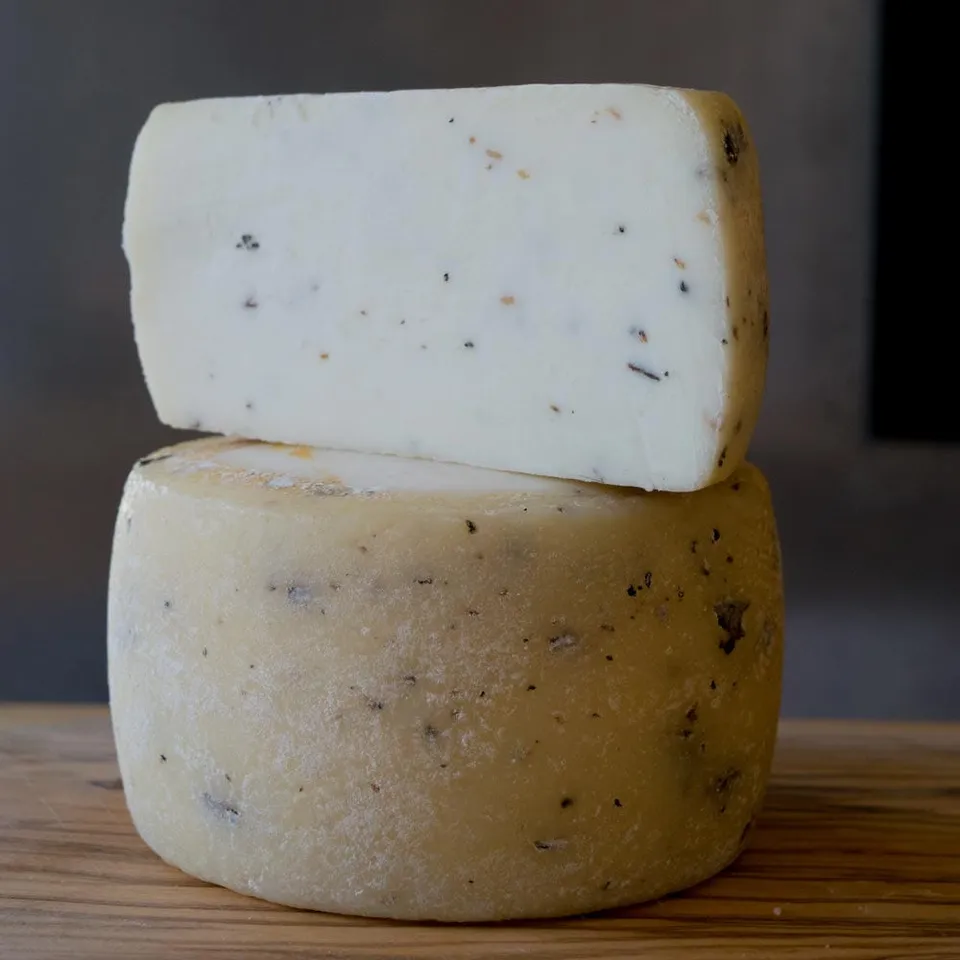 The Fine Cheese Co. Pecorino al Tartufo fromage brebis truffe