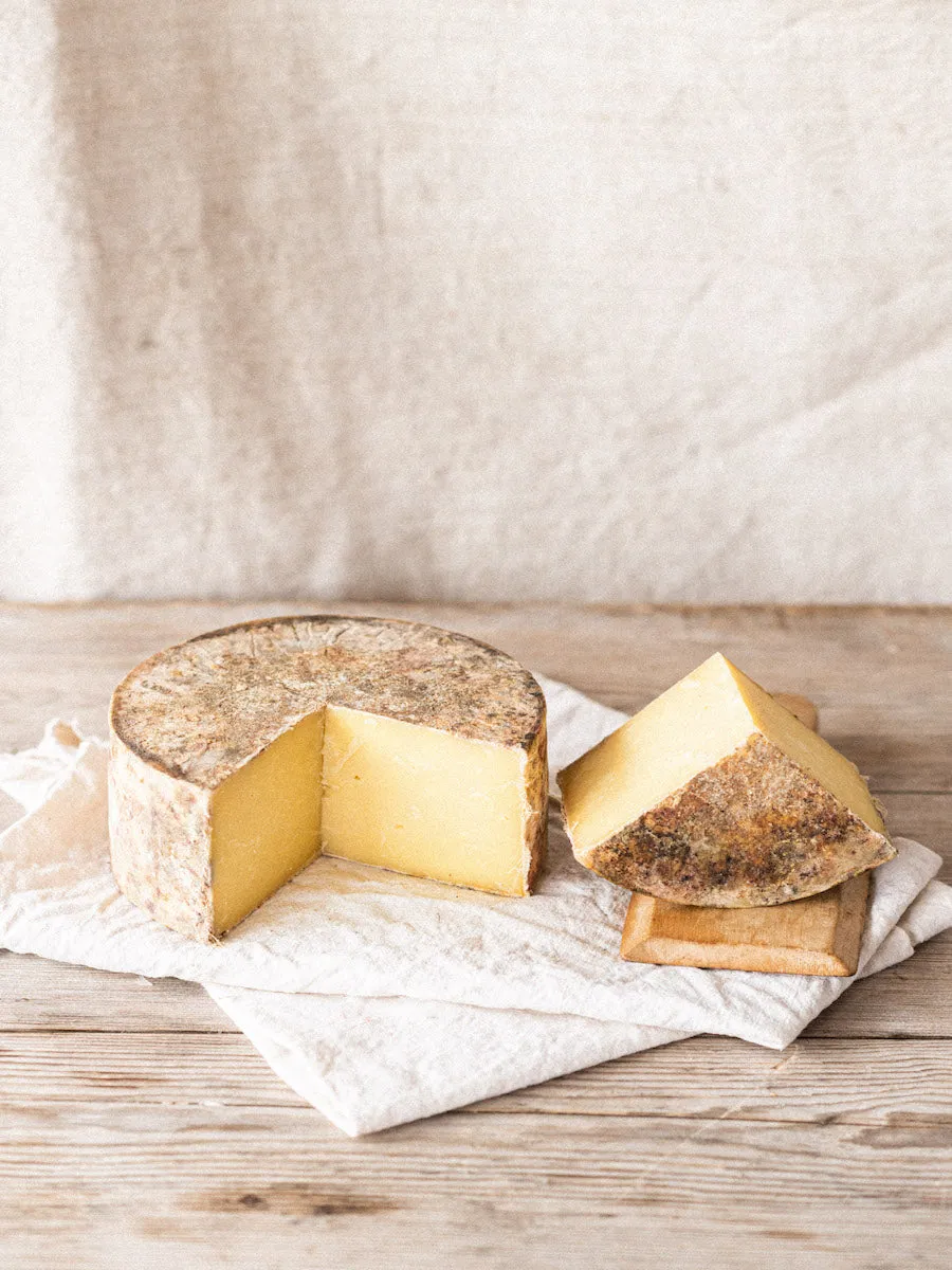 Quicke's Mature Cheddar Truckle meule 1,8kg lait de vache
