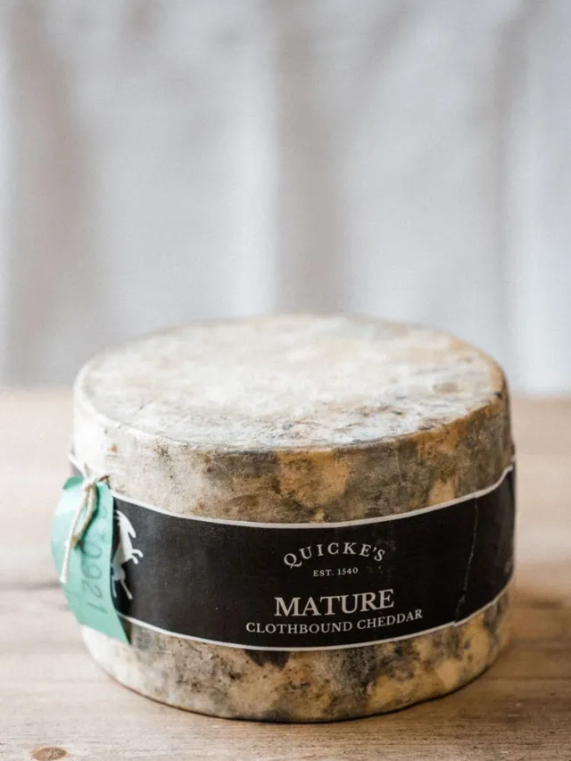 Quicke's Mature meule cheddar entière 8kg affinée toile