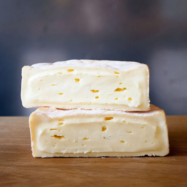 The Fine Cheese Co. Golden Cenarth fromage vache 200g pâte molle
